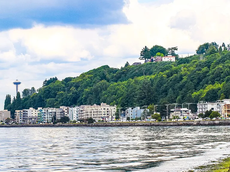 Alki 12 Apartments are located just blocks from Alki Beach. — Photo 19