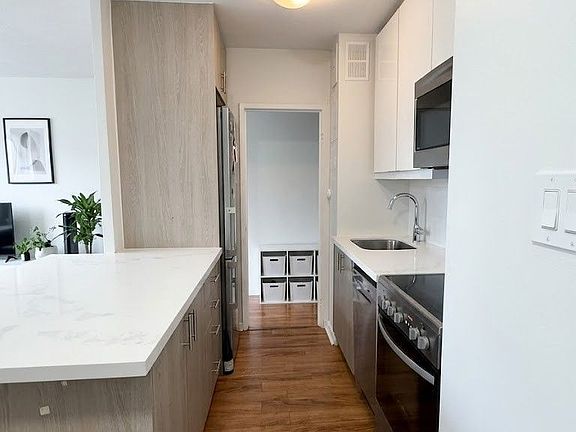 5th image of 140 Springhurst Ave #1