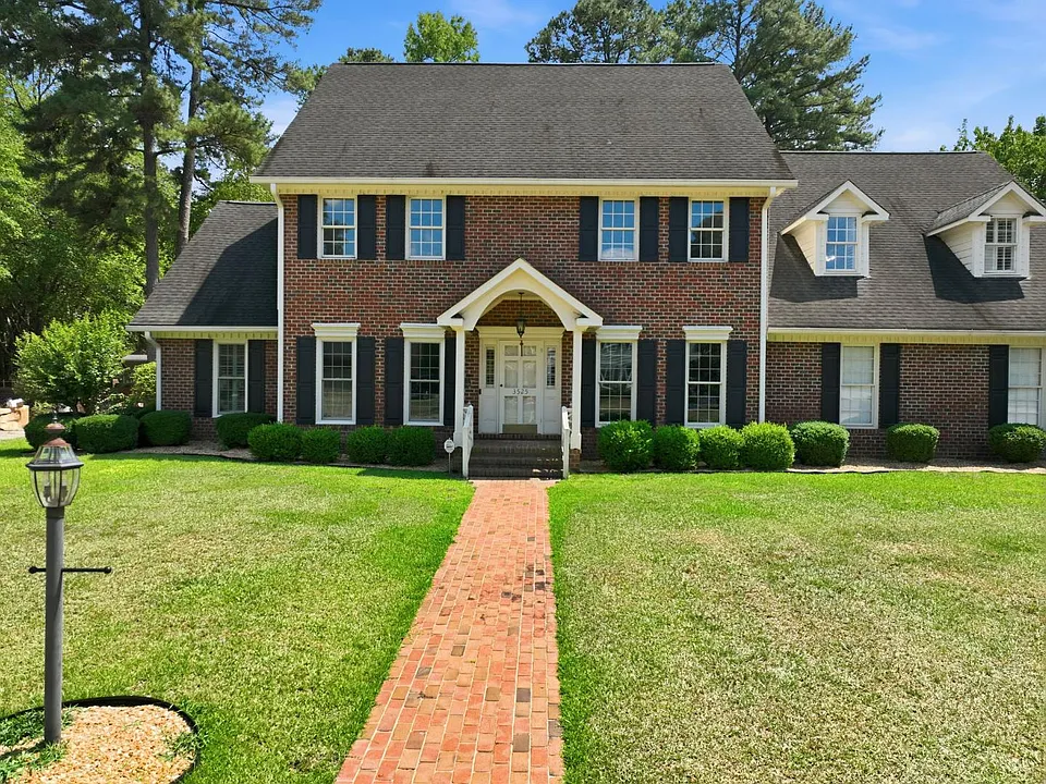 3525 Prestwick Dr