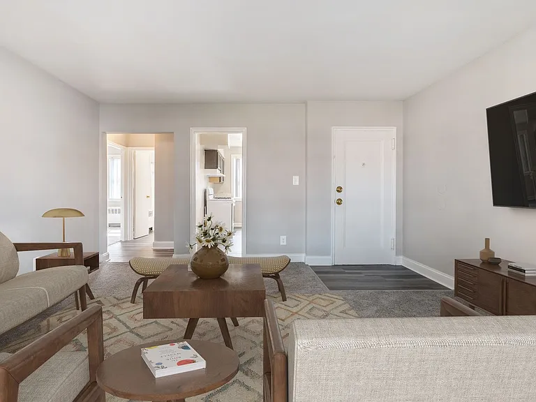 Bedford and Victoria Station Apartments — Photo 5