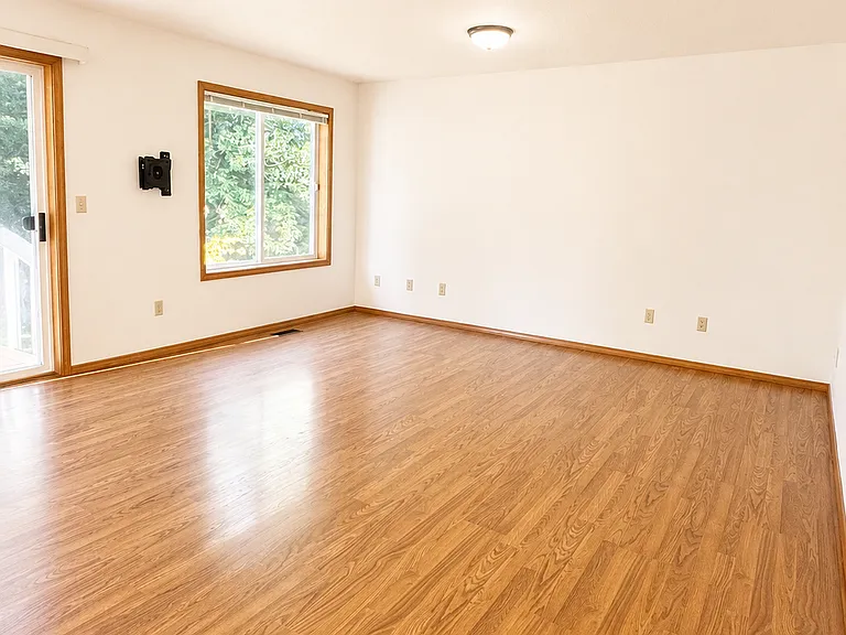 Large Family Room w/ TV Wall Mount
