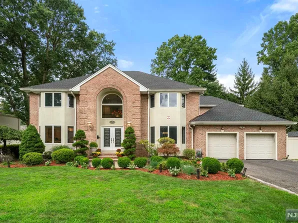 33 Arnold Ave, Closter, NJ 07624