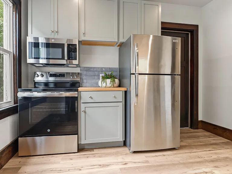 Easy to create in this kitchen space...!
Recessed lighting in the kitchen. Very modern and well lit !