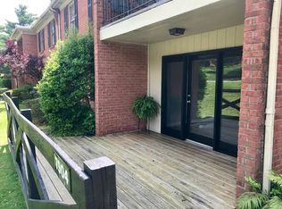 7904 Grenoble Ln, Prospect, KY 40059