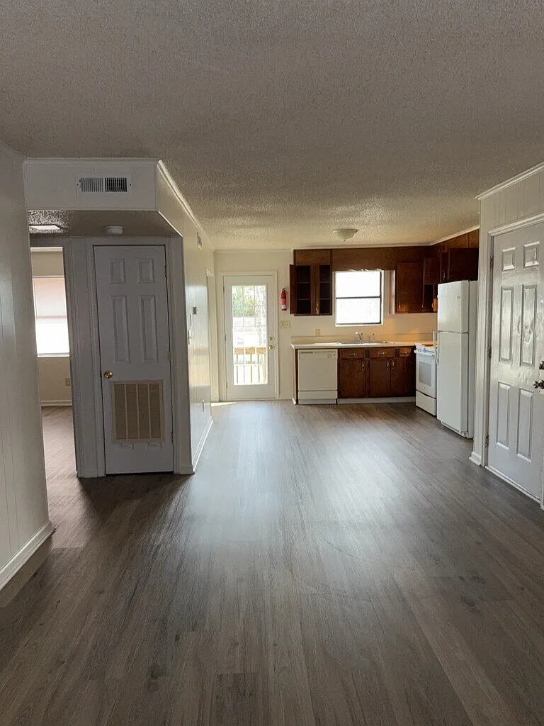 2 bed, 1.0 bath, $1,095 — Photo 3