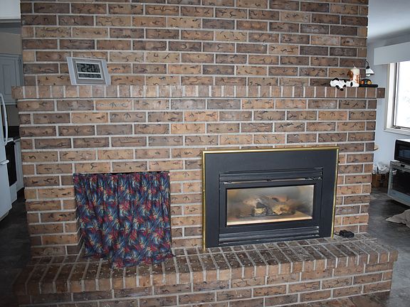 Gas insert fireplace