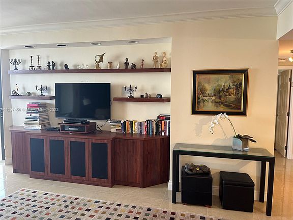 5th image of 20191 E Country Club Dr APT 2004