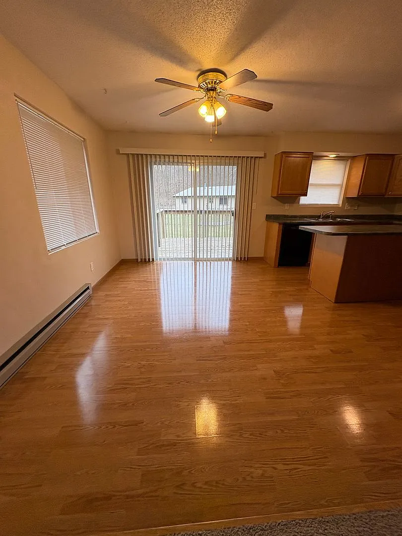 Large 2 Bedroom, 1 Bathroom Upper Duplex In Holmen — Photo 2