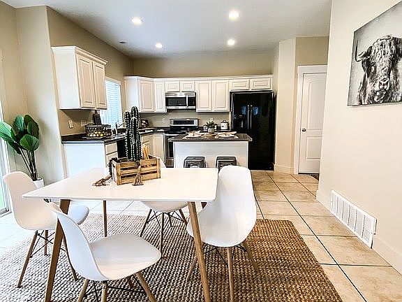 5th image of 2548 N Elm Dr
