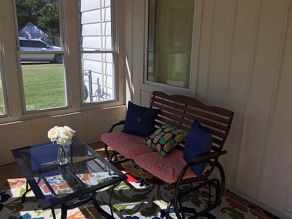 3rd image of 2704 Mariposa Dr