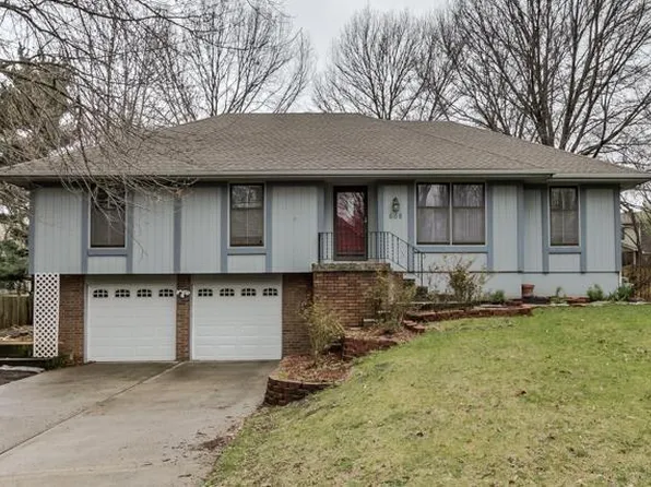 608 NE Birchwood Dr, Lees Summit, MO 64086