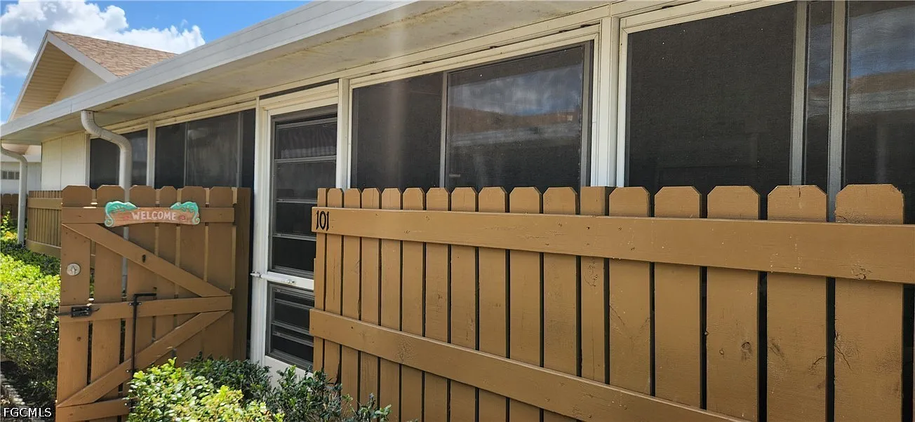 2 bed, 2.0 bath, 998 sqft, $1,900 — Photo 2