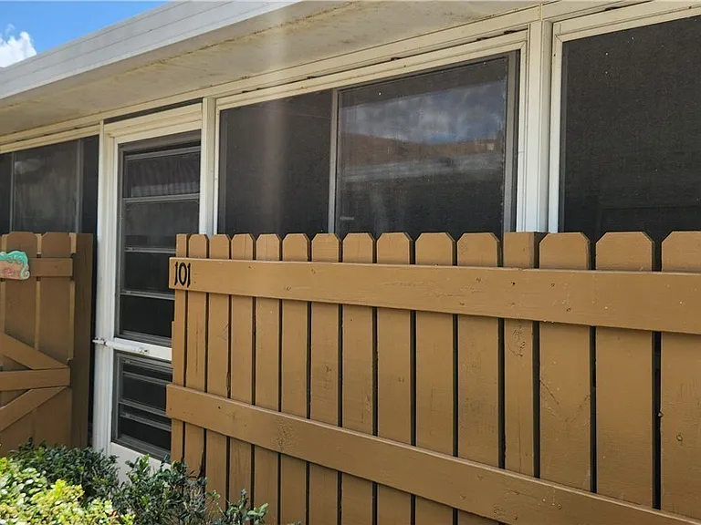 15610 Crystal Lake Dr #101 — Photo 2