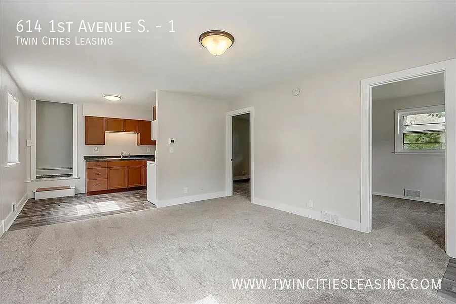 Updated And Clean Duplex - 2 Bedroom 1 Bathroom — Photo 4