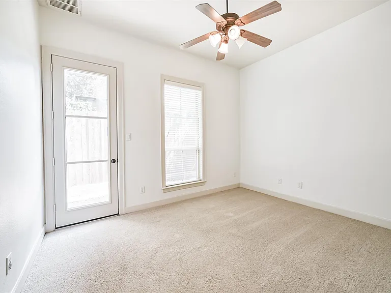 1833 Oakdale St — Photo 7