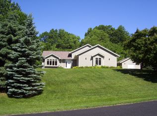 W325S7241 Squire Ln, Mukwonago, WI 53149