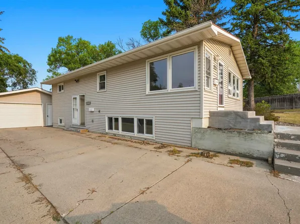 1231 7th St NW, Minot, ND 58703