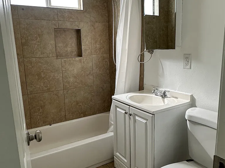 421 N Rose St #6F — Photo 6
