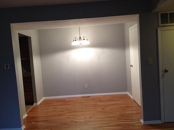 5th image of 991 Manor Ln Unit Q