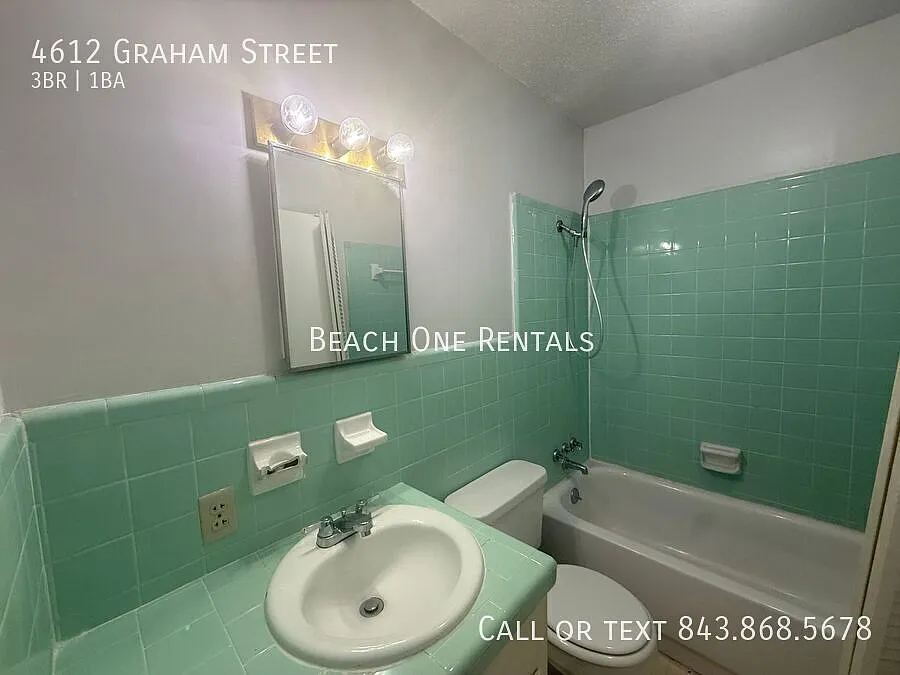Loris - 3 Bedroom / 1 Bathroom Duplex — Photo 4