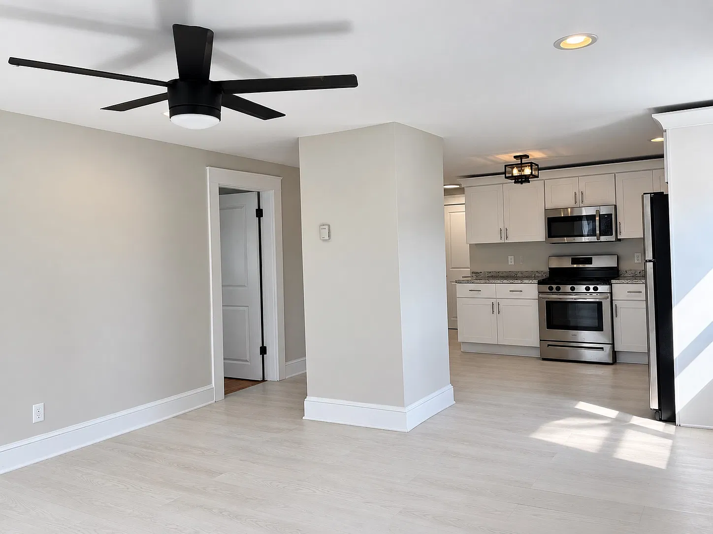 2 bed, 890 sqft, $1,900 — Photo 2