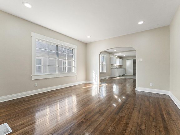 3rd image of 6852 California Ave