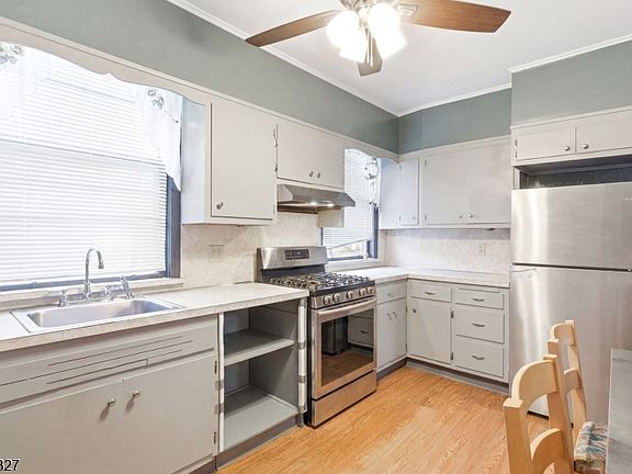 5th image of 257 Parker St