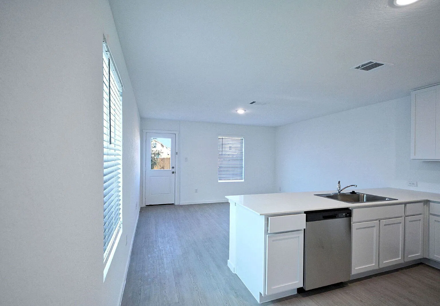 3 bed, 2.5 bath, 1189 sqft, $1,325 — Photo 4