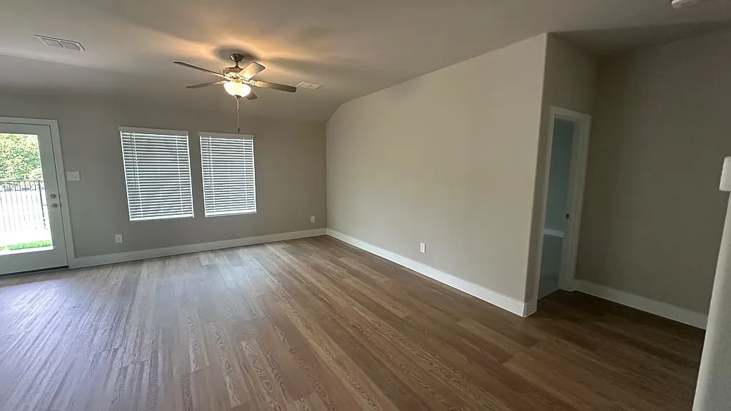 4 bed, 2059 sqft, $2,395 — Photo 4