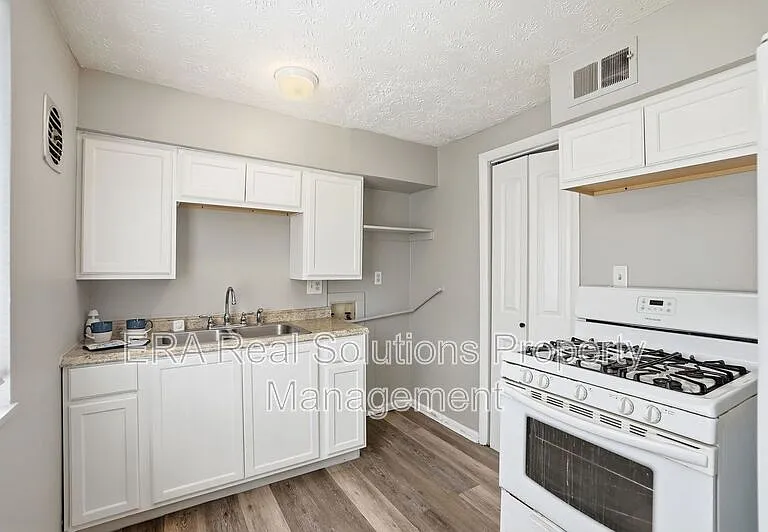 281 S Napoleon Ave #B — Photo 5