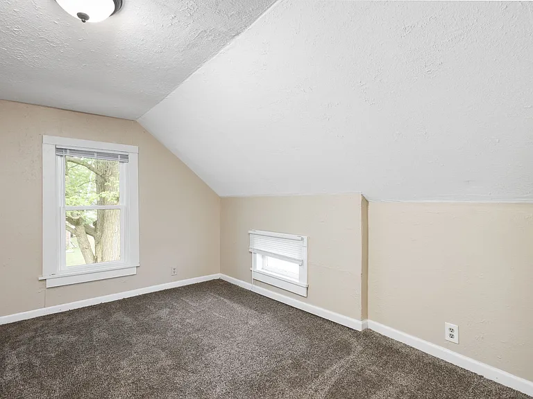 636 S 25th St — Photo 10