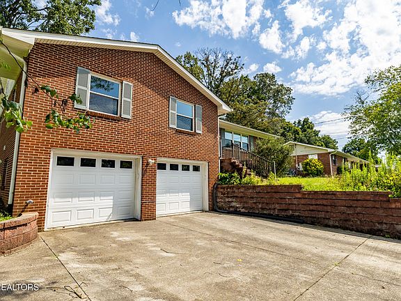 3rd image of 947 N Linden Dr