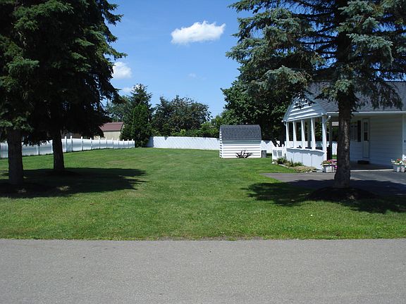3rd image of 128 East Bennett Circle