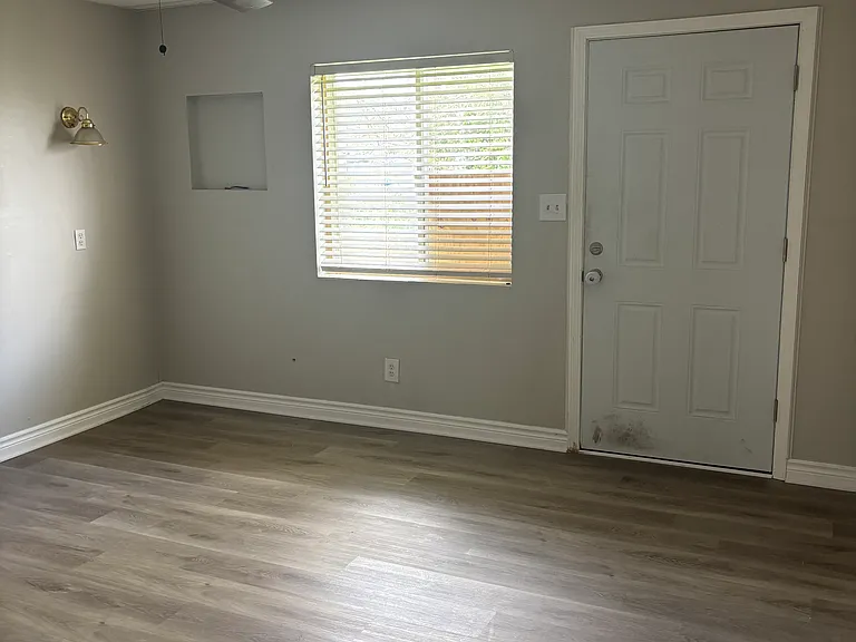 906 W South St #3 — Photo 2