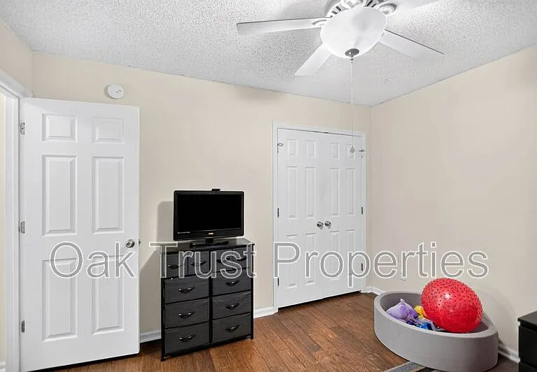 137 Venice St — Photo 16