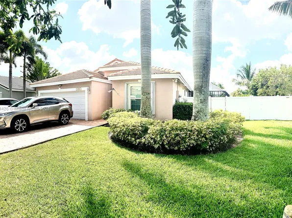 1061 SW 176th Ave, Pembroke Pines, FL 33029
