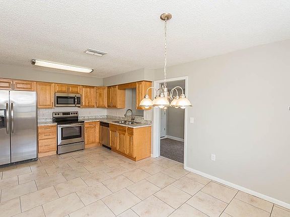 4th image of 402 Maggie Cir