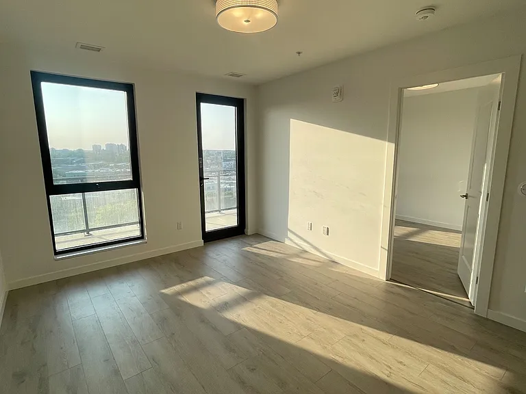 181 King St S #1009 — Photo 9