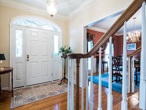 3rd image of 102 Hutchinson Ln