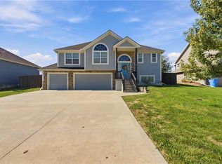 824 N Oak Ter, Tonganoxie, KS 66086