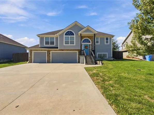 824 N Oak Ter, Tonganoxie, KS 66086