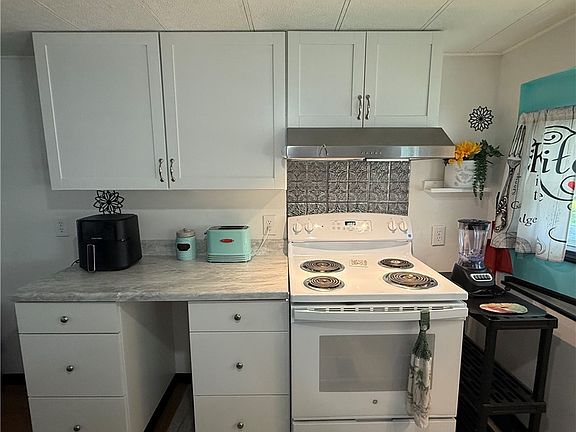4th image of 7 Valley View Ct N