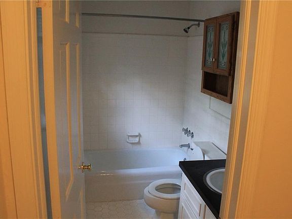 3rd image of 5 Yarmouth Cir