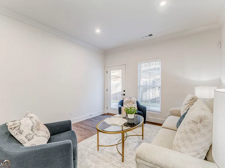 77 Chateau Dr — Photo 29
