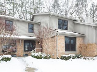 2204 Pine Grove Ct, Ann Arbor, MI 48103