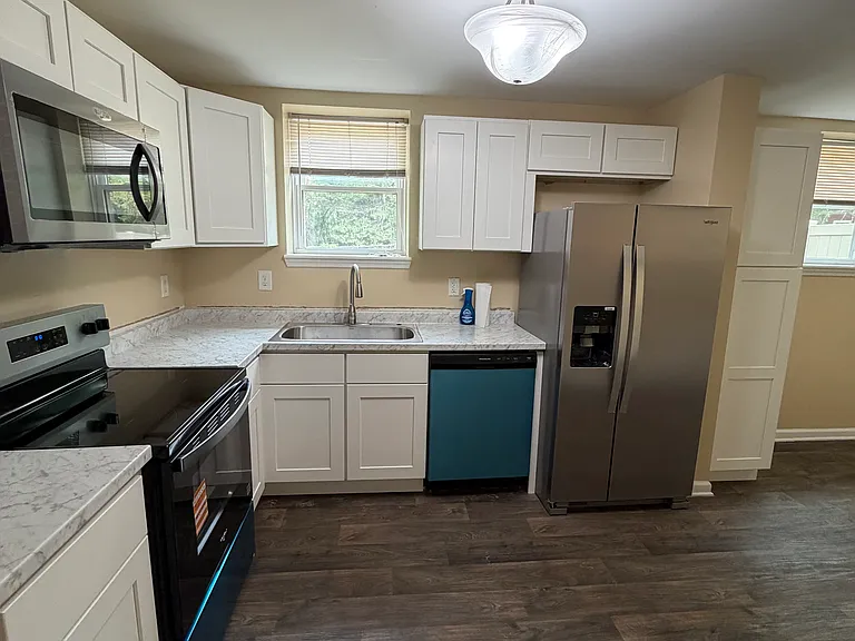 325-325B Monaco Dr — Photo 6
