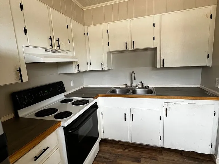 302 E Houston St — Photo 18