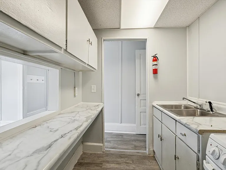 723 W Walnut St #723 — Photo 6
