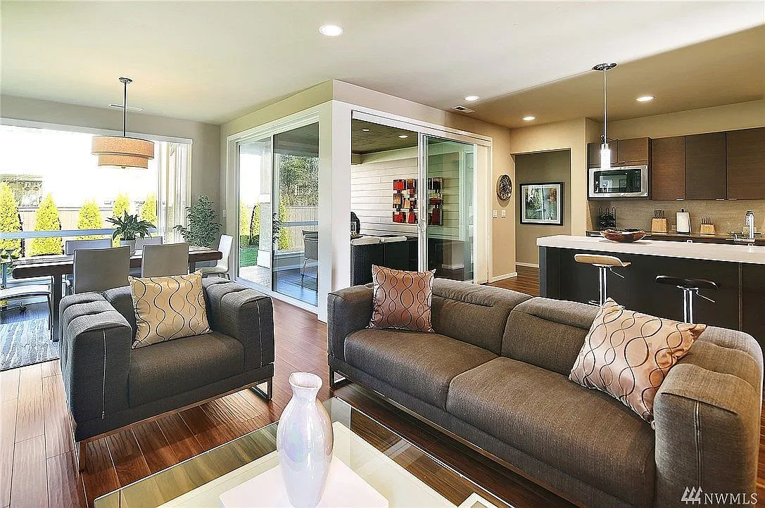 4 bed, 2.5 bath, 2750 sqft, $4,200 — Photo 4