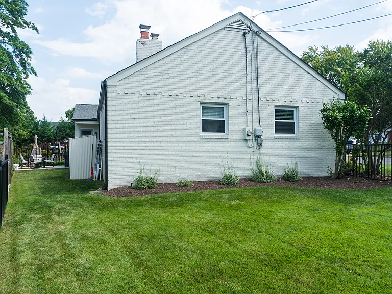 2501 Crest St — Photo 33